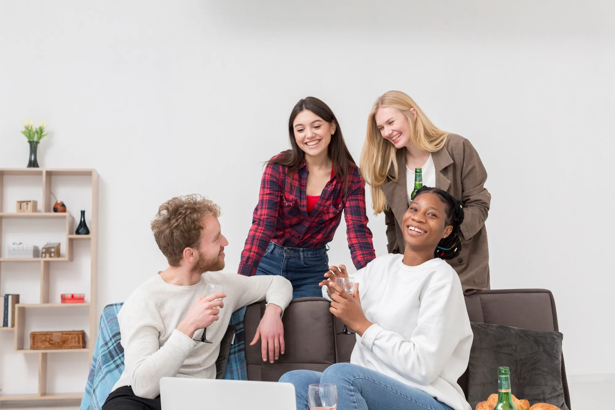 imgi_10_group-friends-eating_23-2148451650